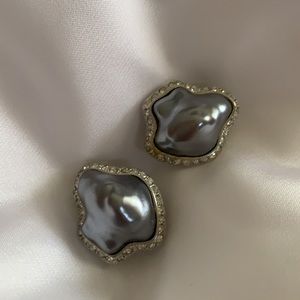 Kenneth Jay Lane pearl stud clip earings